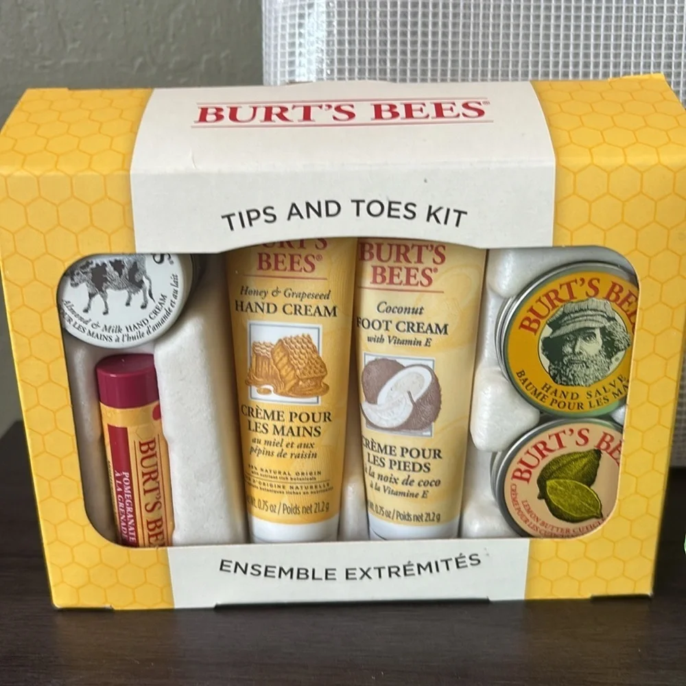 Burt’s Bees Gift Bundle: Tips and Toes Kit Lip Balm Calming Lotion‎ Towelettes